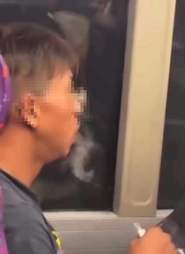 一名男乘客最近在城巴車廂公然吸食電子煙(FB 車cam L香港群組)
