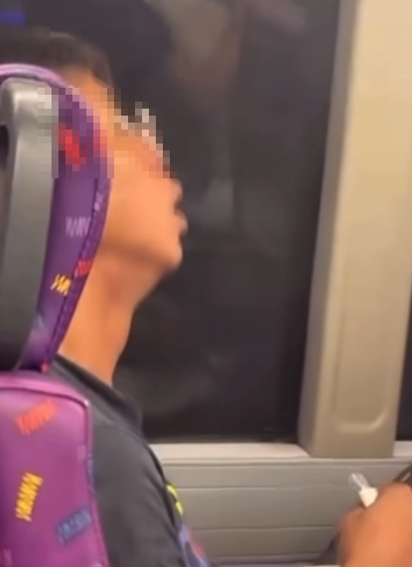 一名男乘客最近在城巴車廂公然吸食電子煙(FB 車cam L香港群組)