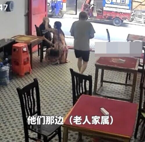 老闆娘發現他疑似昏迷就忙去攙扶。(微博)