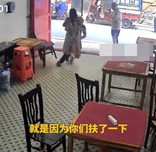 老闆娘發現他疑似昏迷就忙去攙扶。(微博)