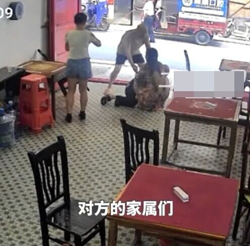 老闆娘發現他疑似昏迷就忙去攙扶。(微博)