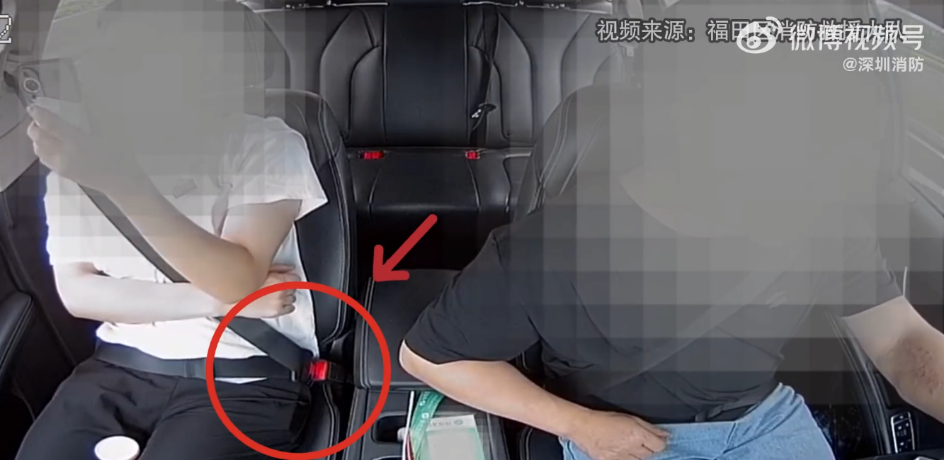 一輛的士正在深圳福田行駛,男乘客褲袋內隨身攜帶尿袋突然冒煙爆燃噴出火光。慌亂中他將尿袋拋向司機,幸得司機臨危不亂地將火勢撲滅,未釀成嚴重事故。(影片截圖)