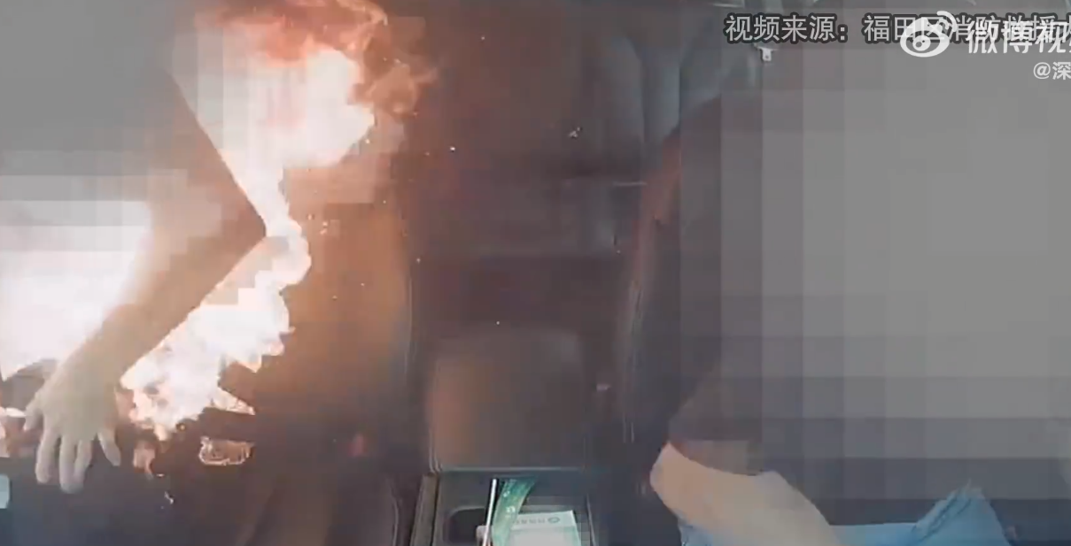 一輛的士正在深圳福田行駛,男乘客褲袋內隨身攜帶尿袋突然冒煙爆燃噴出火光。慌亂中他將尿袋拋向司機,幸得司機臨危不亂地將火勢撲滅,未釀成嚴重事故。(影片截圖)