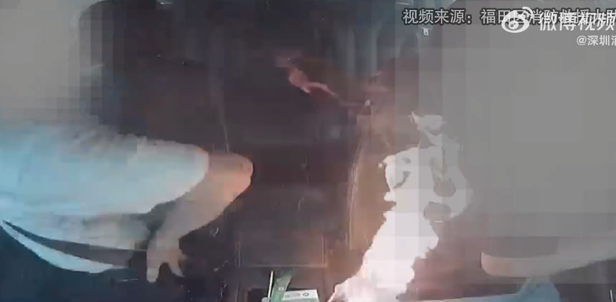 一輛的士正在深圳福田行駛,男乘客褲袋內隨身攜帶尿袋突然冒煙爆燃噴出火光。慌亂中他將尿袋拋向司機,幸得司機臨危不亂地將火勢撲滅,未釀成嚴重事故。(影片截圖)