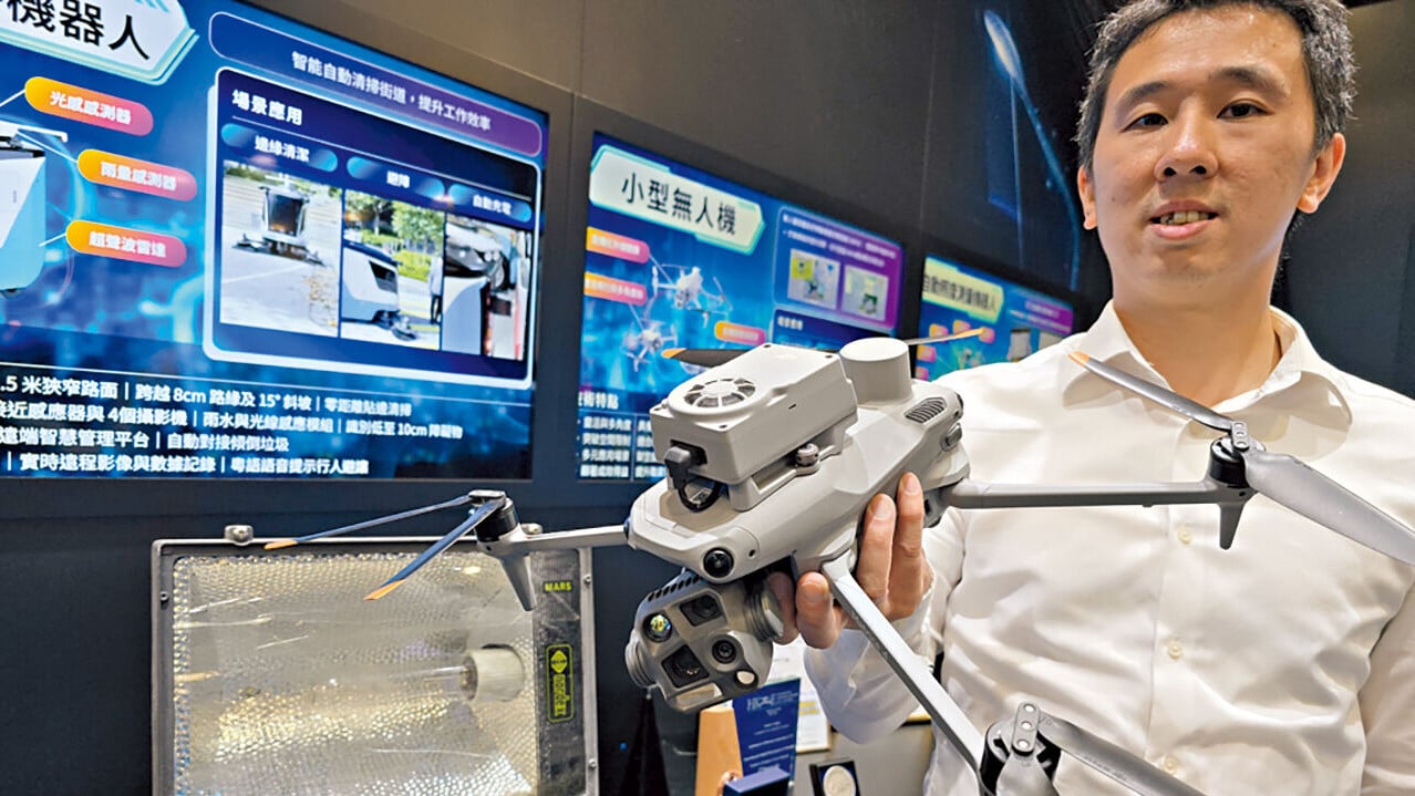 機電署利用無人機檢查高位燈。