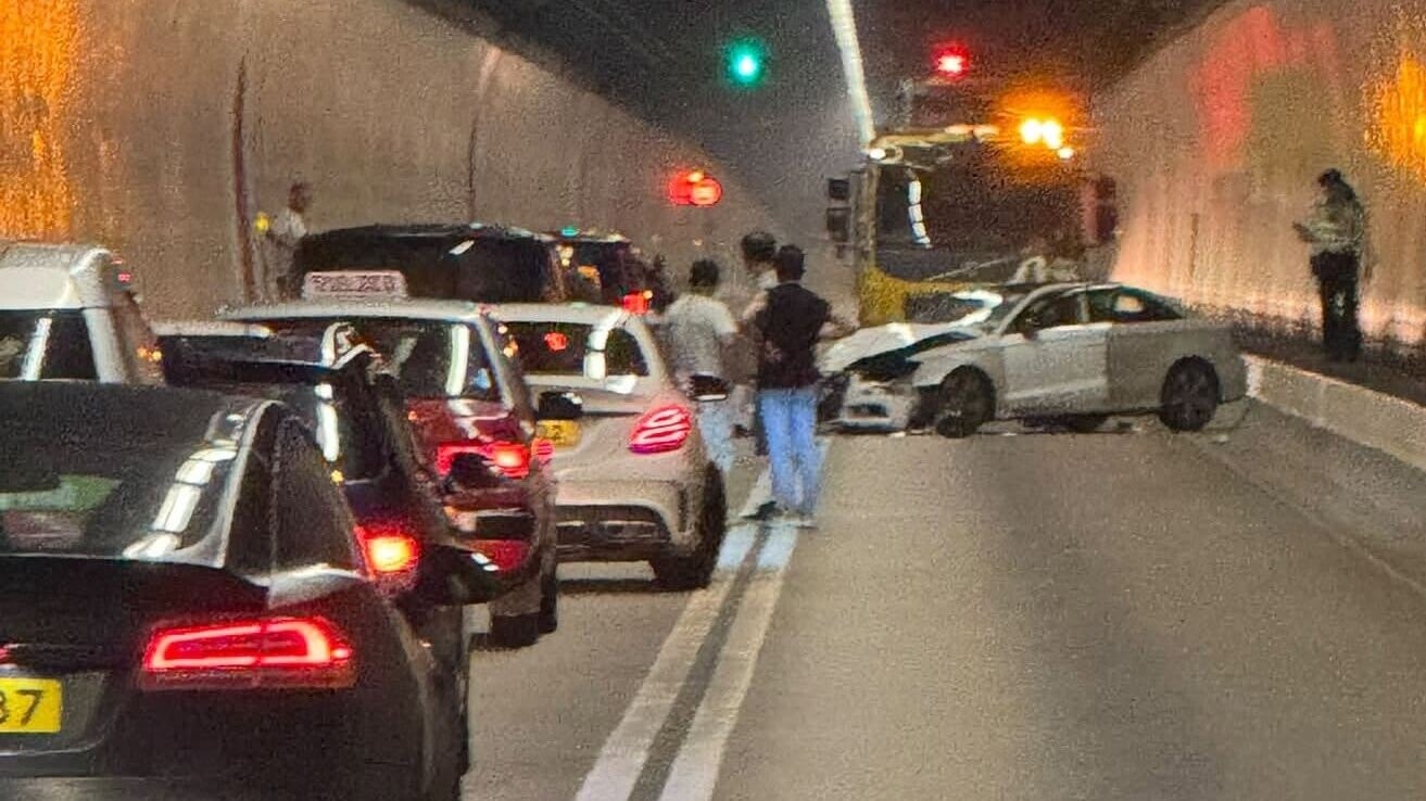 大老山隧道兩車相撞，一司機受傷，管內交通一度擠塞。(FB/馬路的事 (即時交通資訊台))