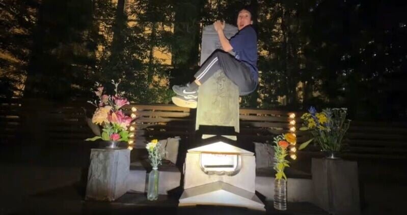 「愛之助」不僅爬上石碑、緊抱墓塚,還做出怪異舉動,甚至傳出有裸露生殖器的行為。(X)