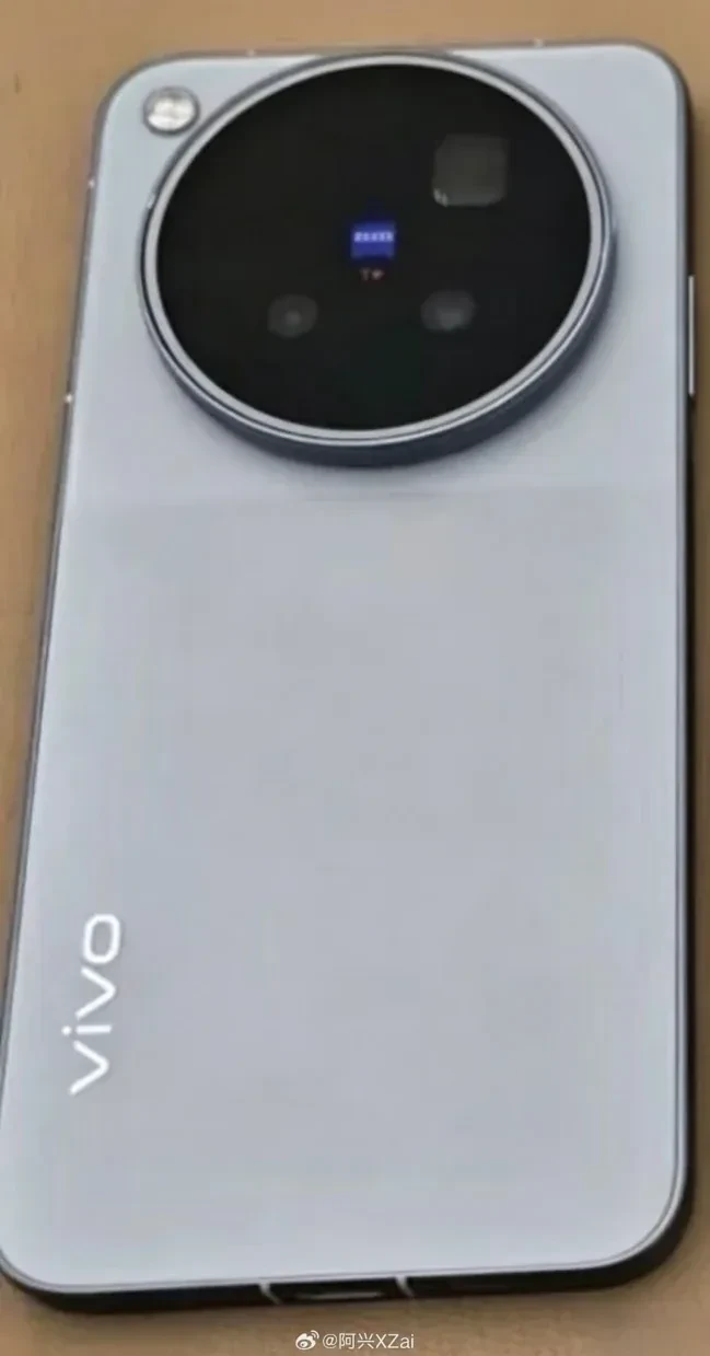 疑似vivo X500的外觀,似乎與vivo X300 Ultra相似。(網上圖片)