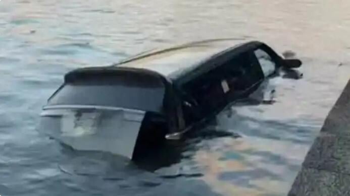 一輛汽車衝進西湖中。（圖／都市快報）