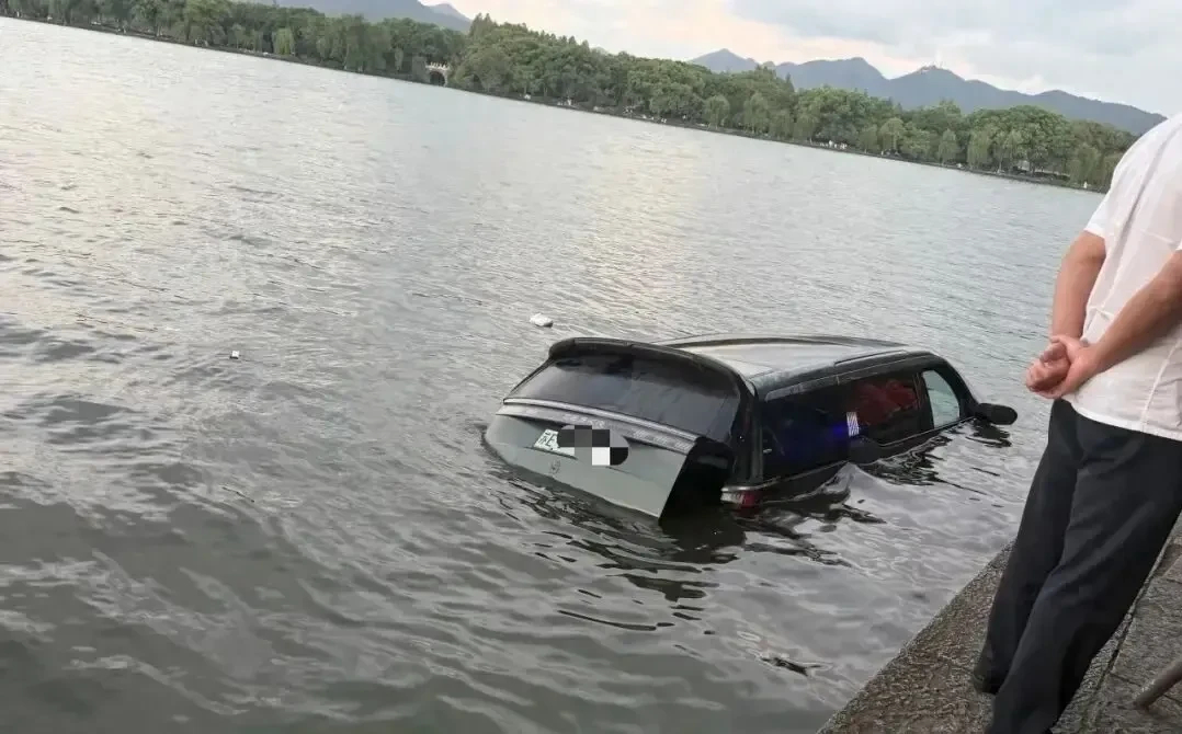 浙江杭州西湖風景區,8月25日出現汽車墮湖