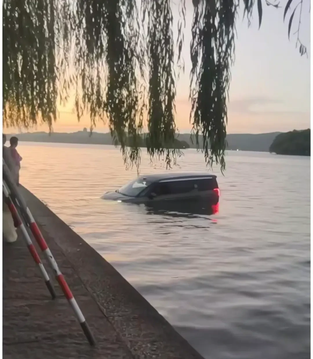 從現場照片可以看到落水車輛大半車身浸在水裡