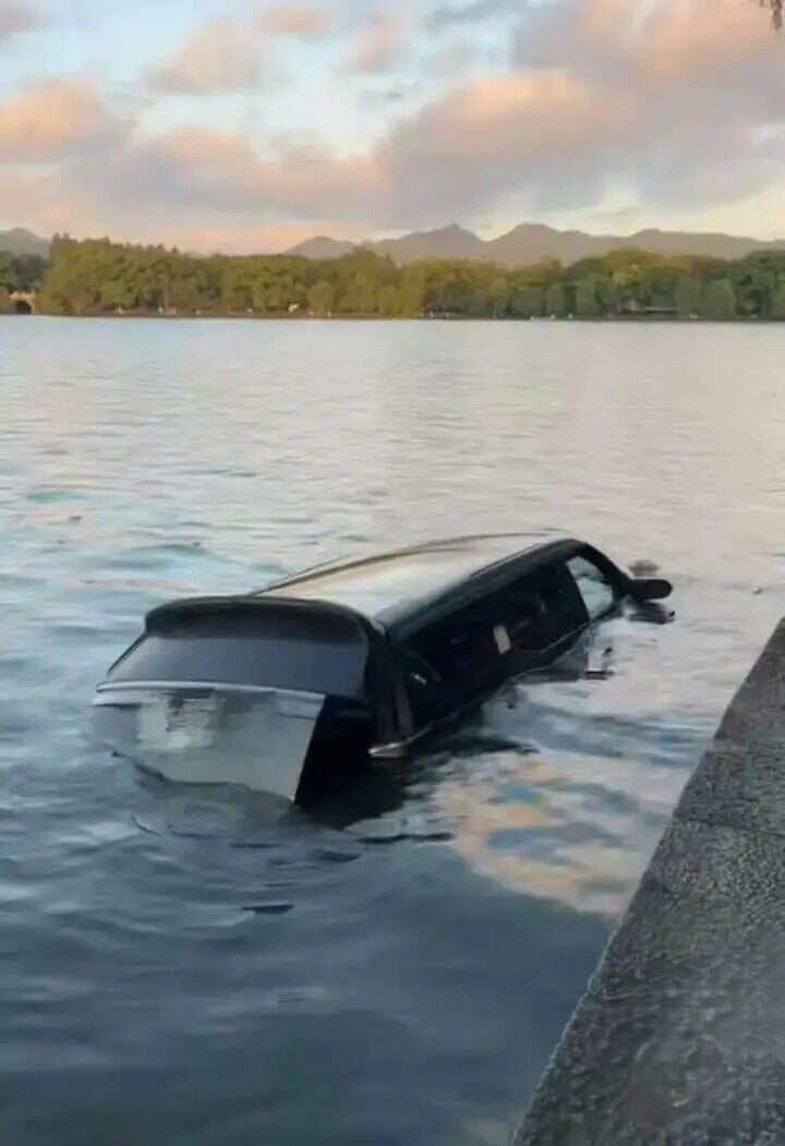 車內一男一女自行逃生,並無大礙