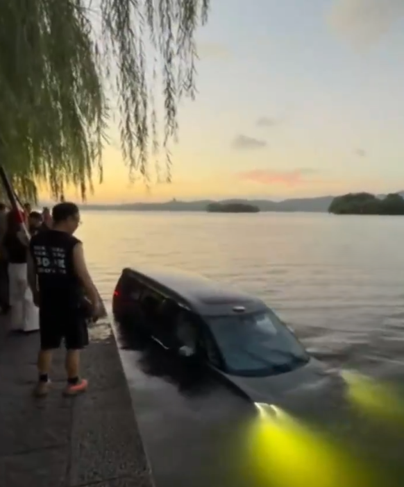 墮進西湖的汽車,車頭燈仍開著