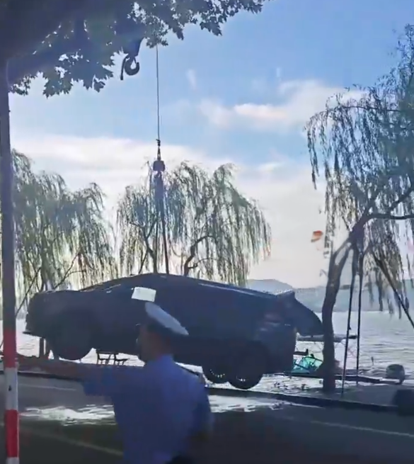 當局出動了大型起重機,成功將車子打撈上岸