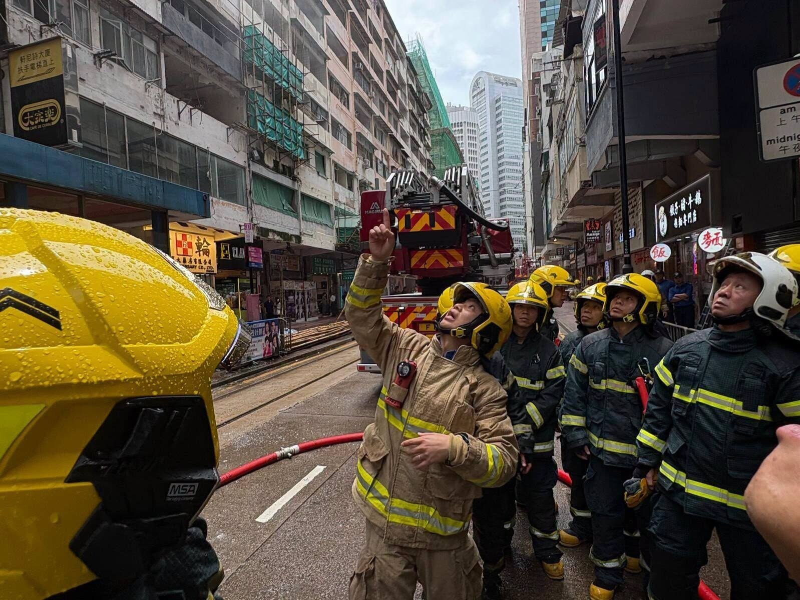 廣東省消防救援總隊及澳門消防局參與「粵港澳三地跨境滅火救援交流培訓」,實地觀摩銅鑼灣軒尼詩大廈火警時香港消防員的滅火工作。(消防處FB)