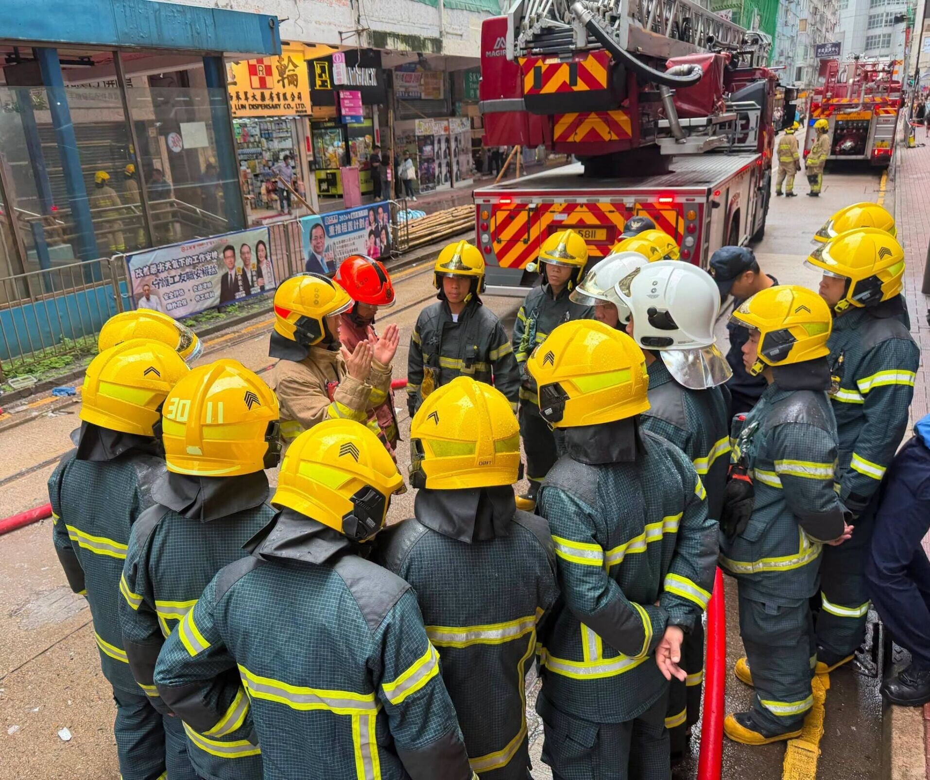 廣東省消防救援總隊及澳門消防局參與「粵港澳三地跨境滅火救援交流培訓」,實地觀摩銅鑼灣軒尼詩大廈火警時香港消防員的滅火工作。(消防處FB)