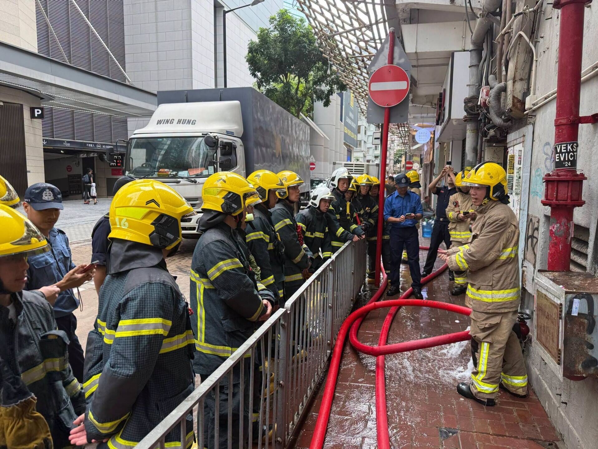 廣東省消防救援總隊及澳門消防局參與「粵港澳三地跨境滅火救援交流培訓」,實地觀摩銅鑼灣軒尼詩大廈火警時香港消防員的滅火工作。(消防處FB)