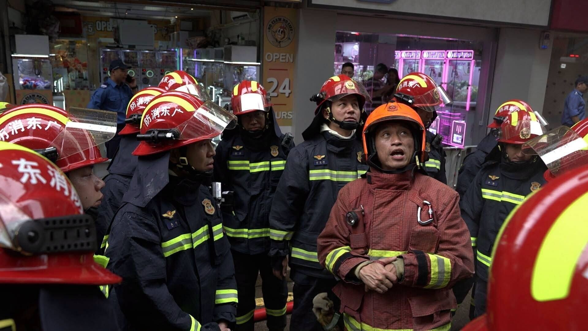 廣東省消防救援總隊及澳門消防局參與「粵港澳三地跨境滅火救援交流培訓」,實地觀摩銅鑼灣軒尼詩大廈火警時香港消防員的滅火工作。(消防處FB)