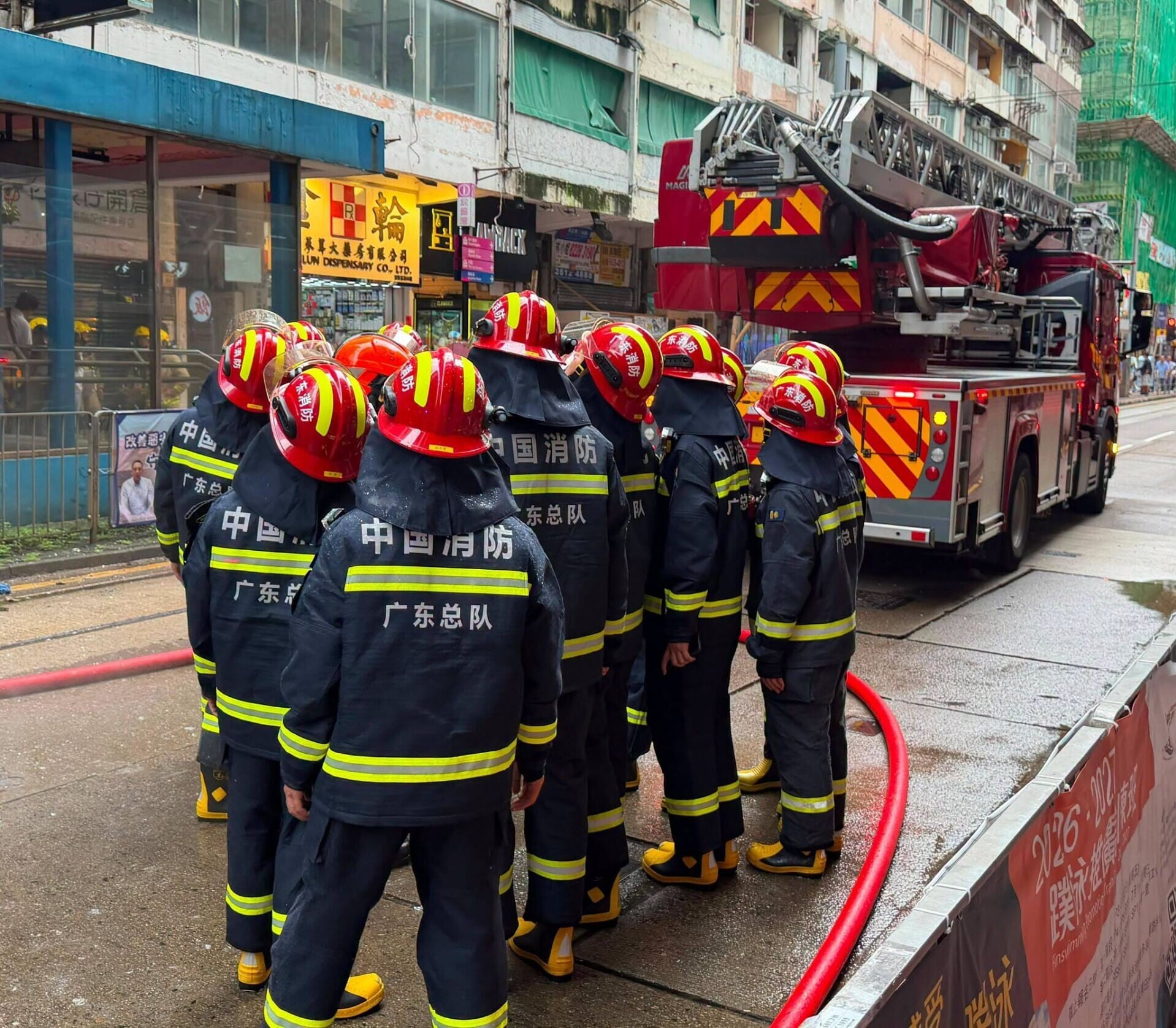 廣東省消防救援總隊及澳門消防局參與「粵港澳三地跨境滅火救援交流培訓」,實地觀摩銅鑼灣軒尼詩大廈火警時香港消防員的滅火工作。(消防處FB)
