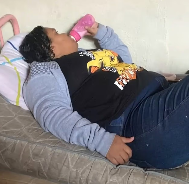 奧利維拉使用奶嘴,並聲稱自己幼年遭父母虐待、被迫接受荷爾蒙治療,因此外表才會比同齡孩童成熟