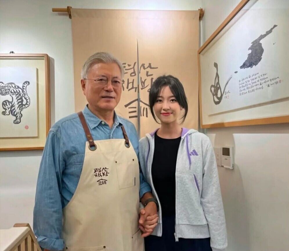 女事主曾在南韓前總統文在寅卸任後所開設的書店工作。(X)