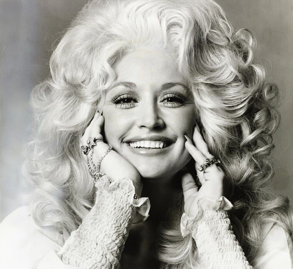 Dolly縱橫樂壇近60年的音樂巨星,發行過49張錄音室專輯及100多張精選或合作專輯,創作了約3,000首歌曲。(1970s。X)