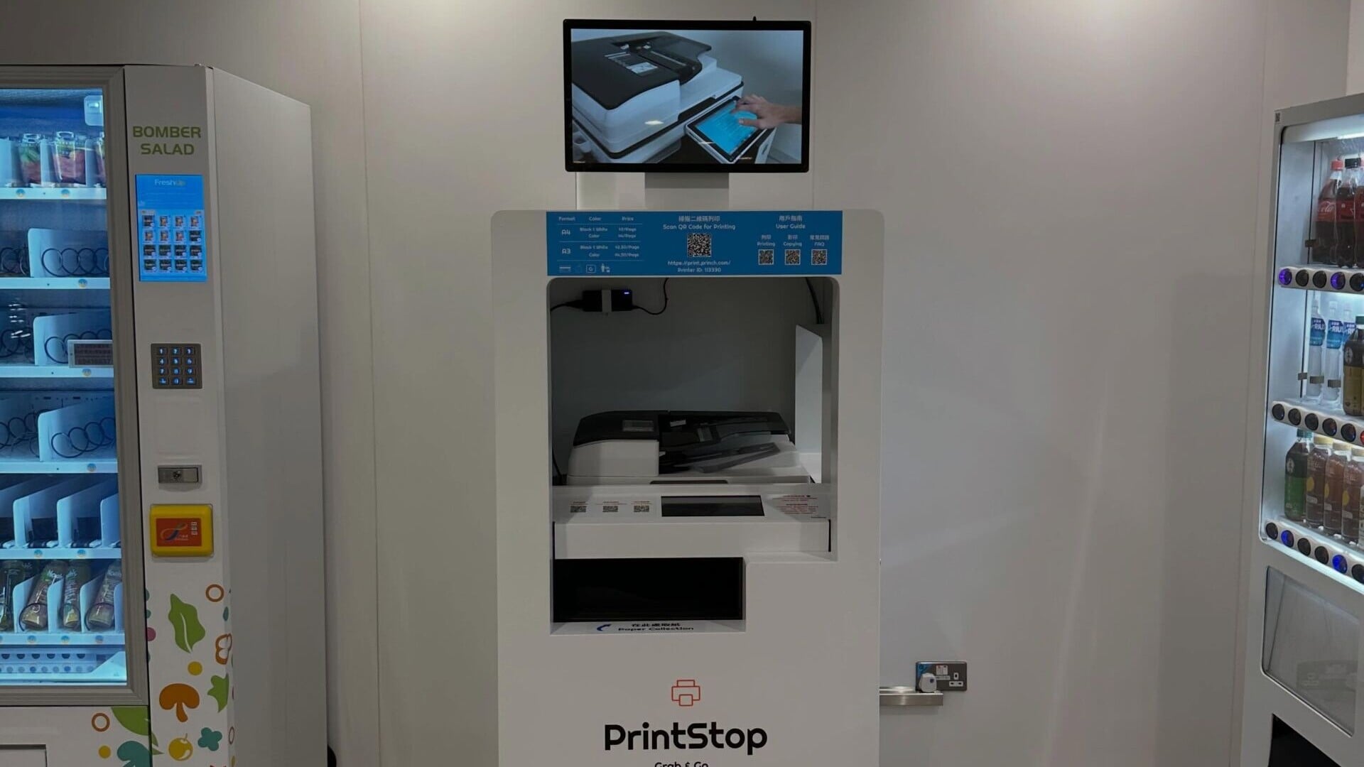這部打印機是由「PrintStop Hong Kong」營運的自助打印機，A4打印黑白收費2港元一張，彩色收費4港元一張，A3打印黑白收費2.5港元一張，彩色收費4.5港元一張(PrintStop Hong Kong FB)