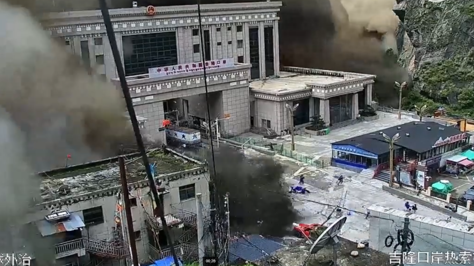 社交平台流傳吉隆口岸附近的天眼影片，可見發生泥石流災害時，大批人員逃亡，及後泥石流把建築衝毀
