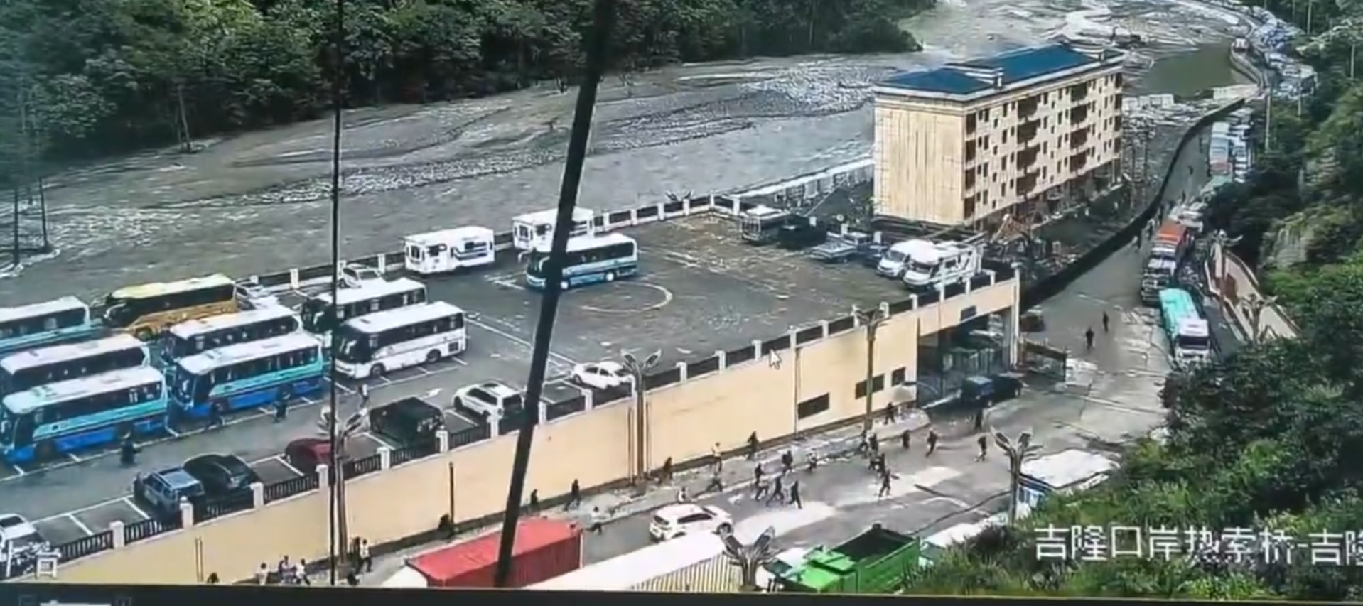社交平台流傳吉隆口岸附近的天眼影片,可見發生泥石流災害時,大批人員逃亡,及後泥石流把停車場多架旅巴及附近建築衝毀,場面如災難電影。(X)