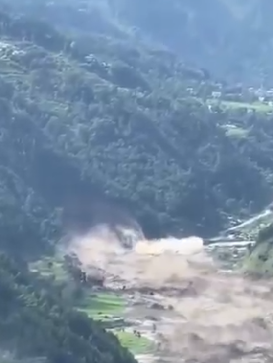 因尼泊爾一側發生泥石流災害,造成西藏日喀則市吉隆縣吉隆口岸重大人員傷亡及失聯