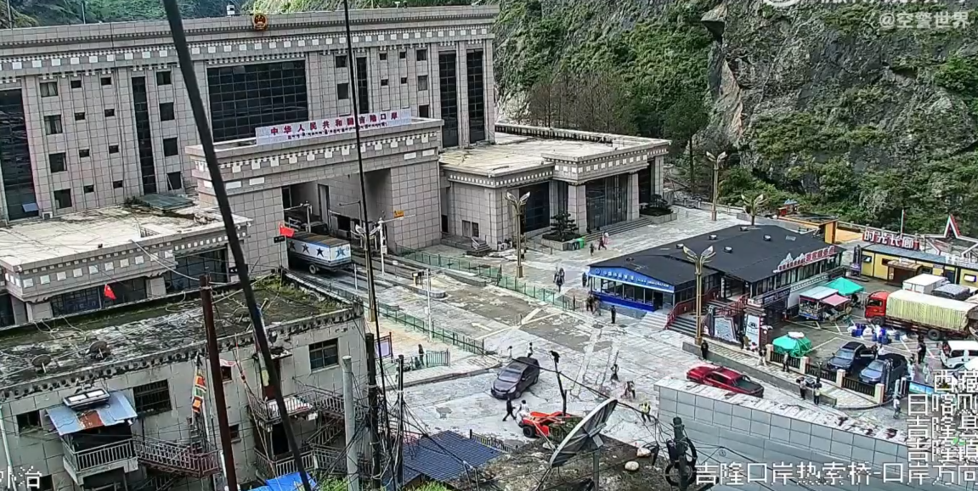 社交平台流傳吉隆口岸附近的天眼影片,可見發生泥石流災害時,大批人員逃亡,及後泥石流把建築衝毀