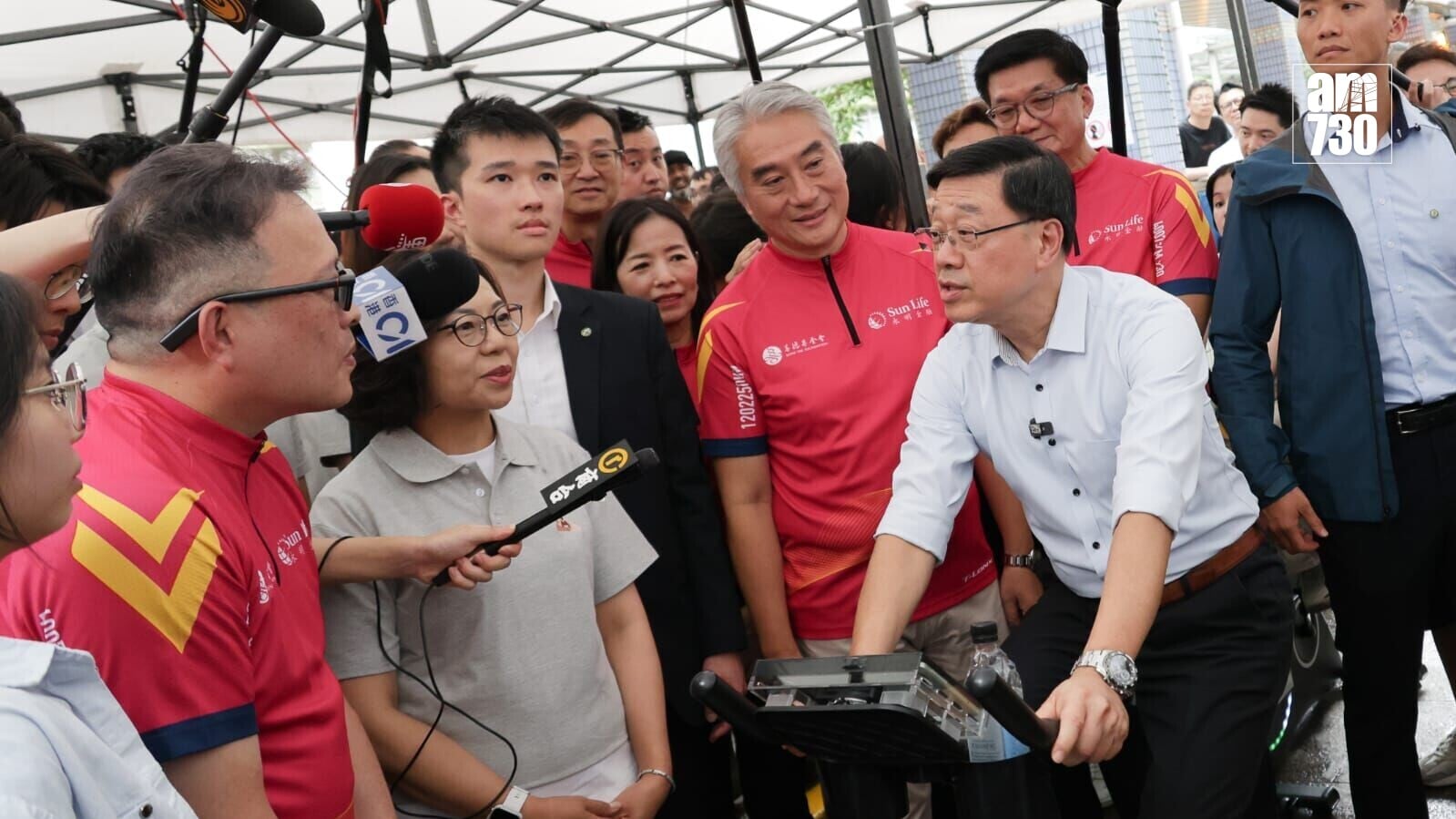 李家超落區到元州邨探訪長者(吳康琦攝)