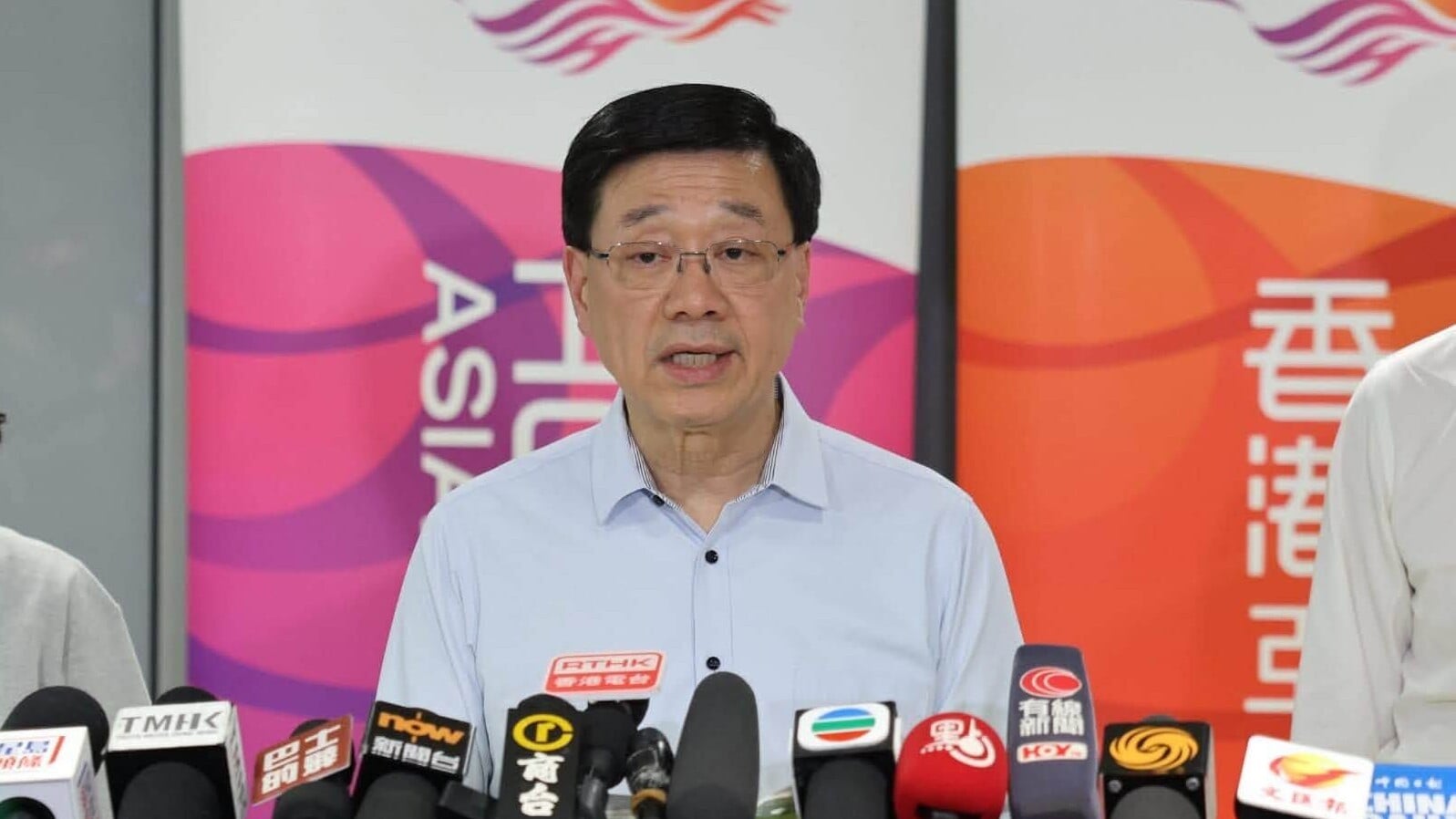 行政長官李家超表示，環境及生態局及漁護署會檢視格鬥狗的定義，以及涉及危險狗隻的管制法例罰則是否足夠。