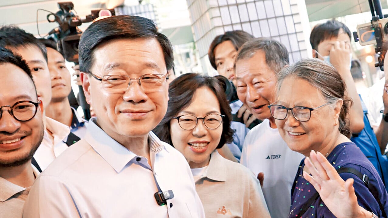 李家超指同時公布可助市民更理解兩者一脈相承的關係。(吳康琦攝)