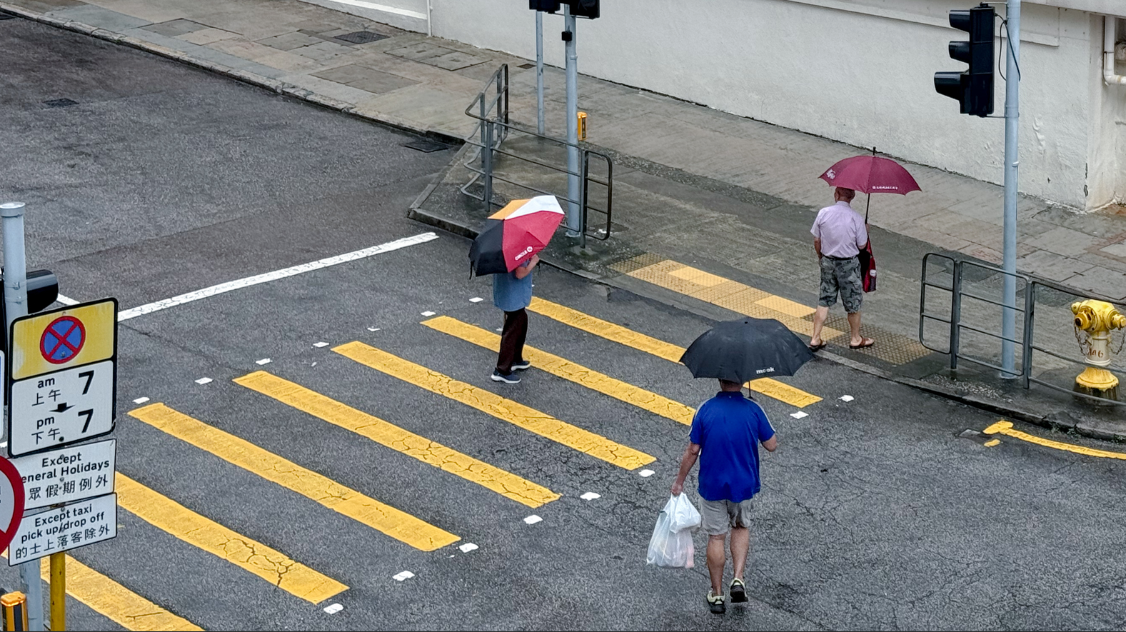 天氣｜全港多處下大雨。(中通社)