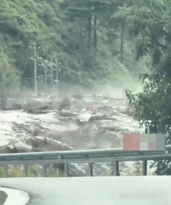 女事主說:「退(車)了3公里左右,水勢才沒有那麼兇,但濃霧就籠罩著我們這邊上來。」(微博)