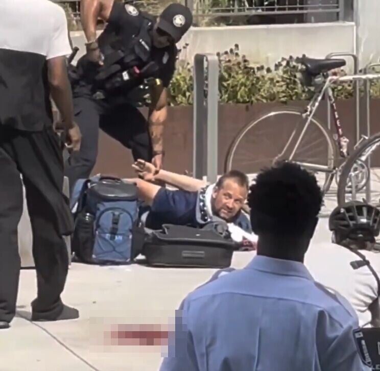 警方隨後到場,將Jonathan Hamby制服拘捕。(X)