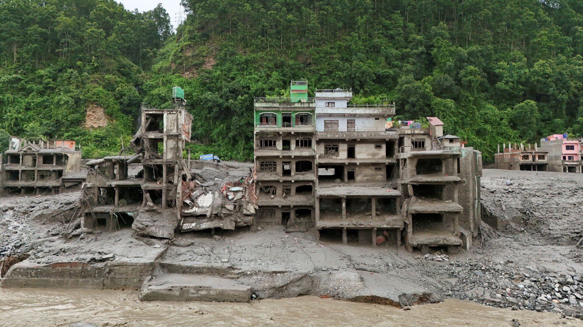 尼泊爾北部接壤西藏地區發生毀滅性泥石流洪災，導致尼泊爾一側數以百計人員失蹤(路透社)