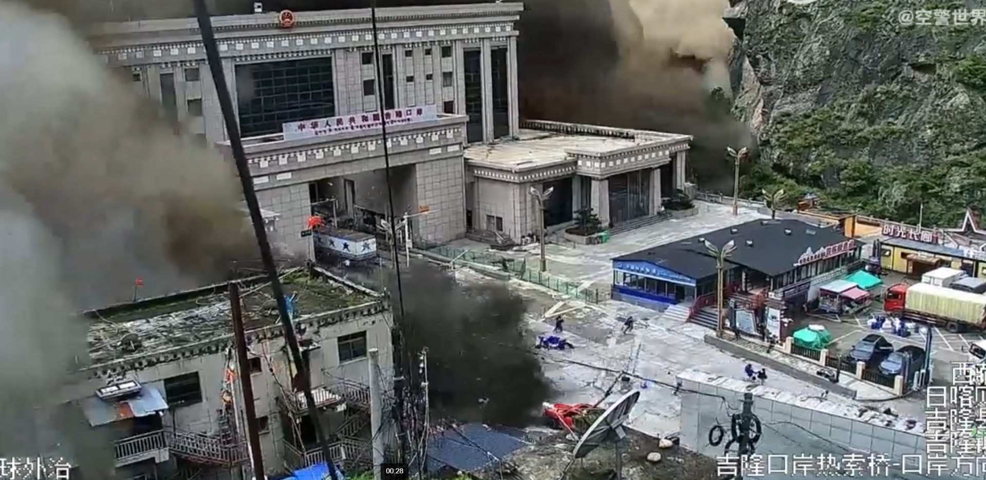社交平台流傳吉隆口岸附近的天眼影片,可見發生泥石流災害時,大批人員逃亡,及後泥石流把建築衝毀