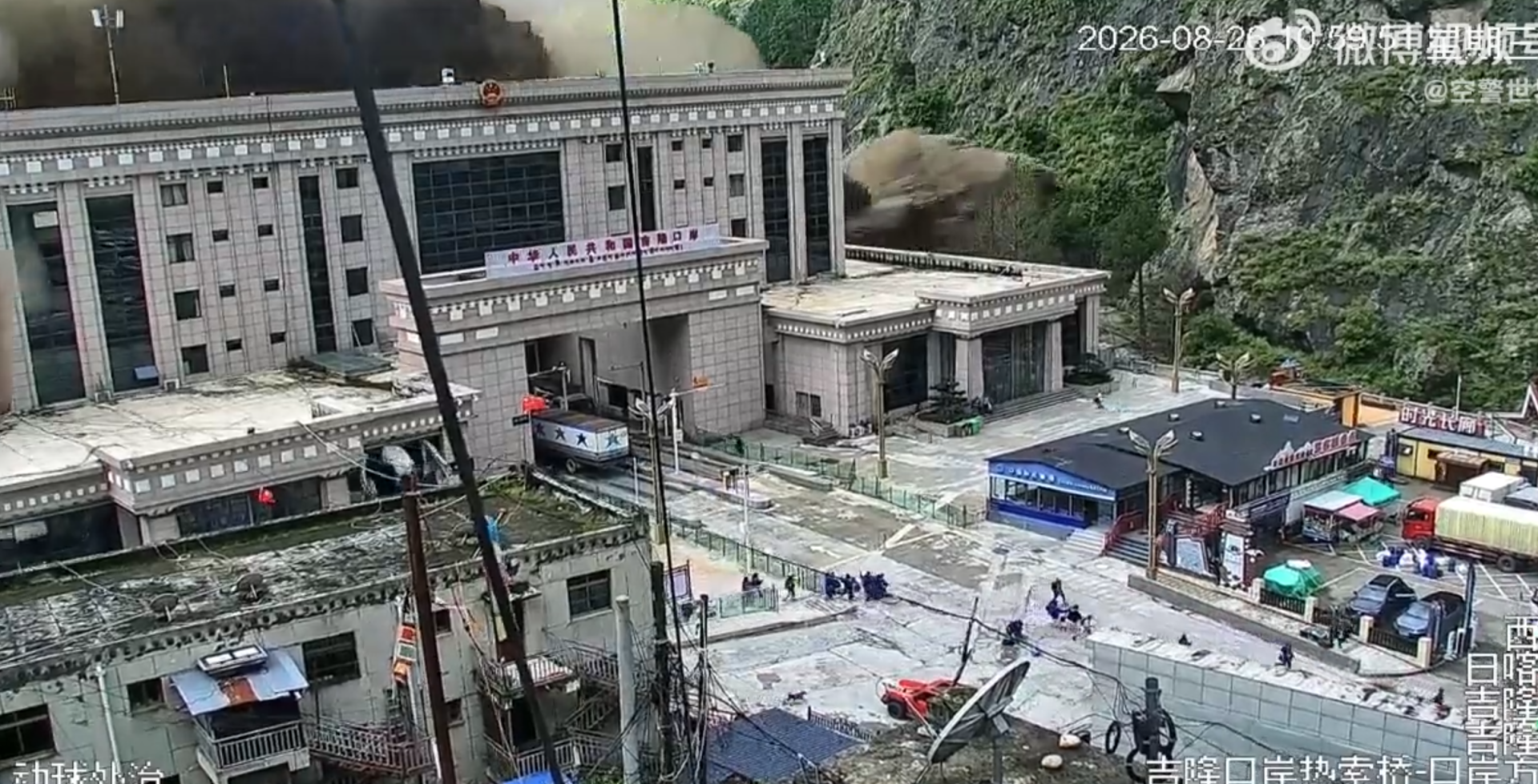 社交平台流傳吉隆口岸附近的天眼影片,可見發生泥石流災害時,大批人員逃亡,及後泥石流把建築衝毀
