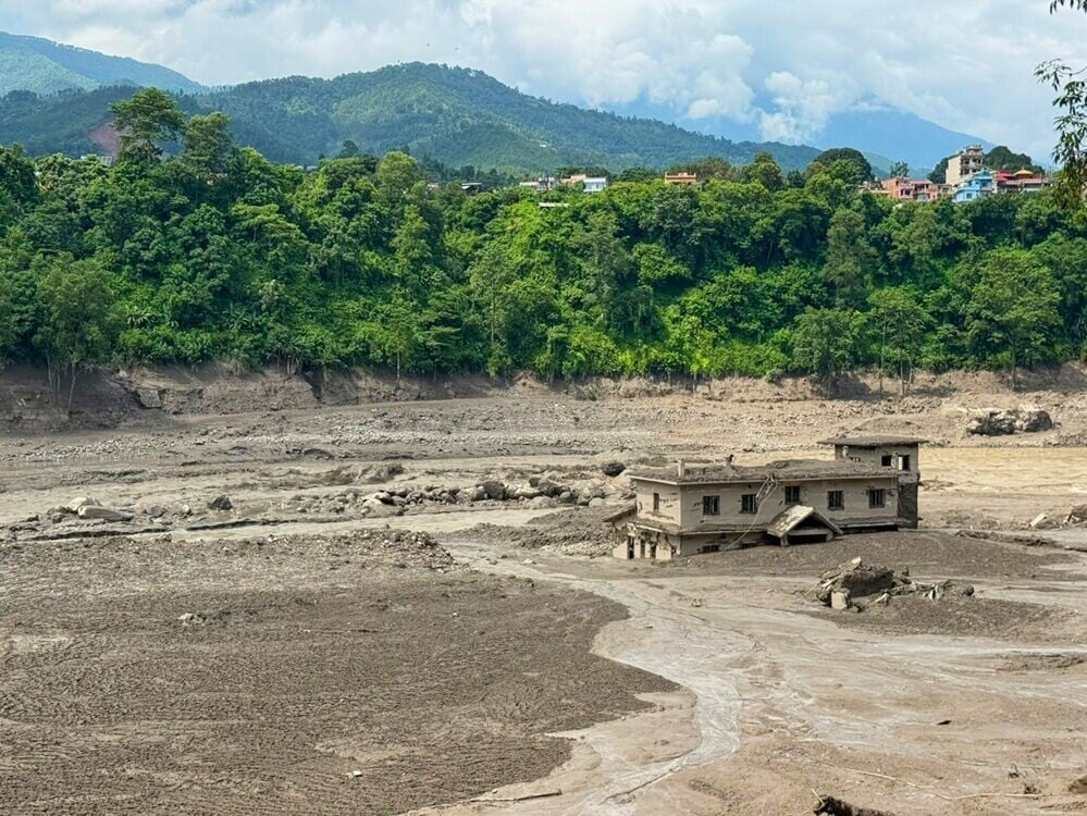 中尼邊境泥石流增至160人死亡,逾600人失蹤包括大量外國旅客。(AP)