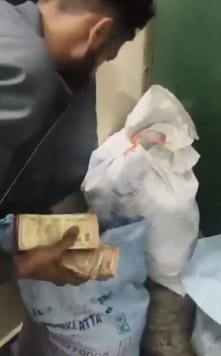 離世婦人的屋內藏有約20至30個裝滿紙鈔的袋子。(X)