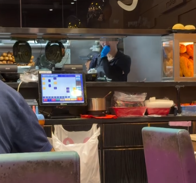 有網民指天水圍天瑞商場一間粥品店等候外賣期間,目擊廚房內一名女員工戴着手套,伸手入口中撩牙,隨後未有洗手或更換手套便繼續工作。(Threads)