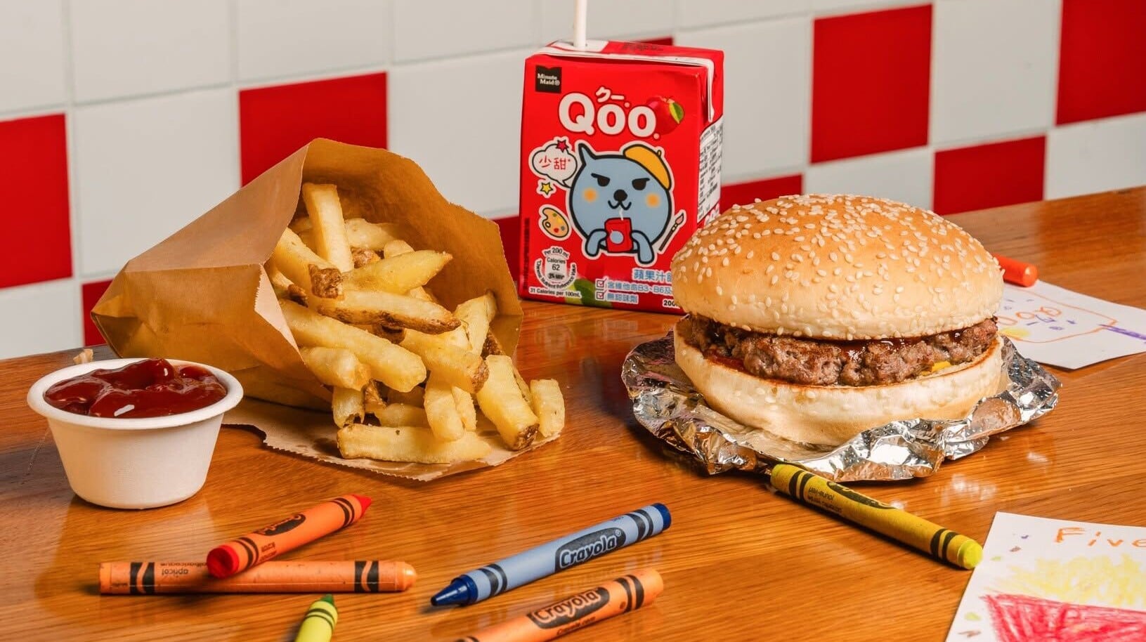美式連鎖快餐店「FIVE GUYS」宣布推出品牌40年來首款「兒童餐」，並以香港市場作為率先登場，索價80元(FIVE GUYS fb)