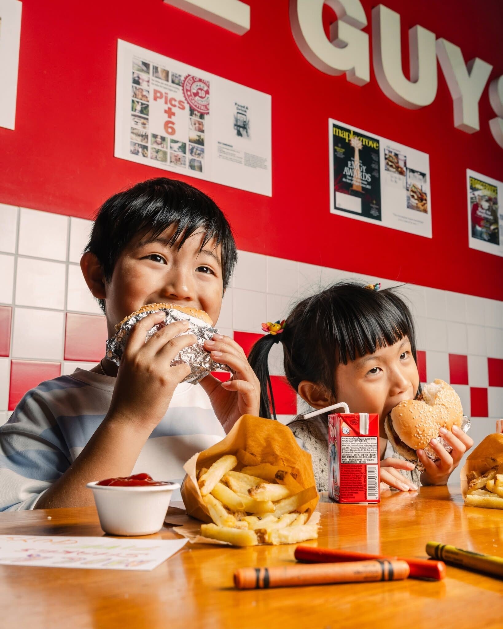 美式連鎖快餐店「FIVE GUYS」宣布推出品牌40年來首款「兒童餐」,並以香港市場作為率先登場,索價80元(FIVE GUYS fb)