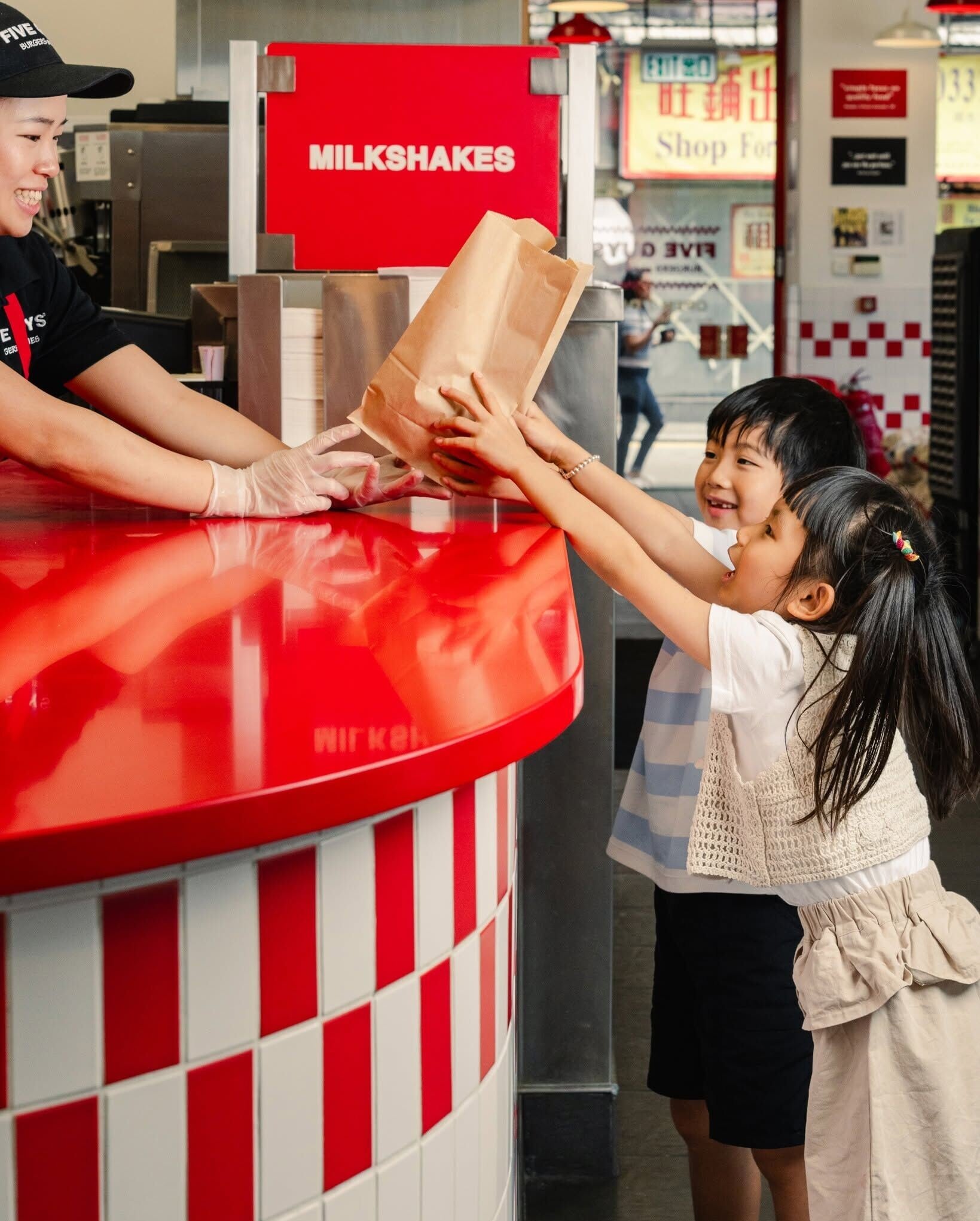 美式連鎖快餐店「FIVE GUYS」宣布推出品牌40年來首款「兒童餐」,並以香港市場作為率先登場,索價80元(FIVE GUYS fb)