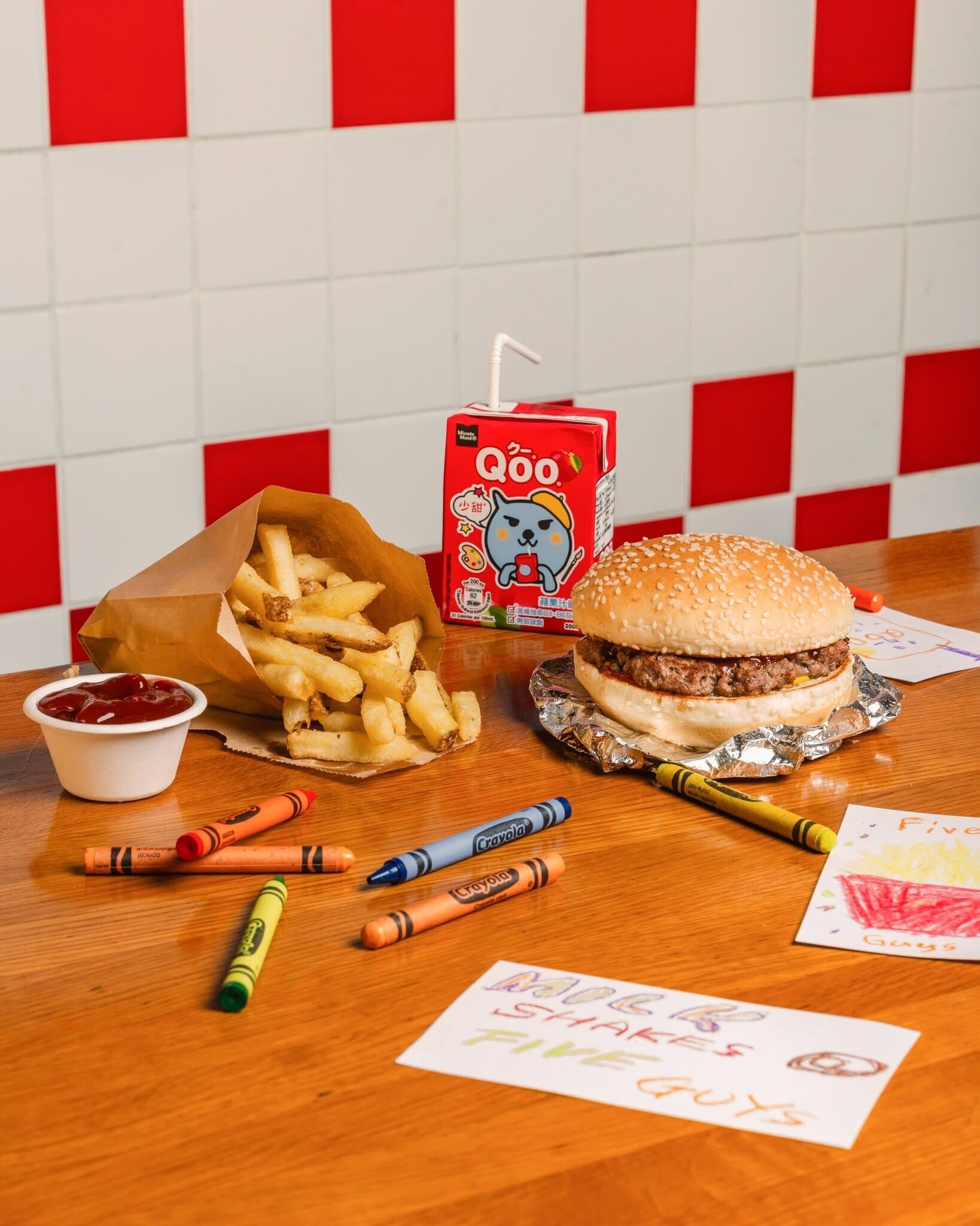 美式連鎖快餐店「FIVE GUYS」宣布推出品牌40年來首款「兒童餐」,並以香港市場作為率先登場,索價80元(FIVE GUYS fb)