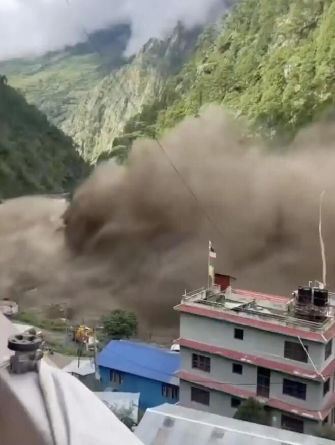 吉隆口岸尼泊爾一側遭泥石流吞沒。(圖/翻攝新黃河)