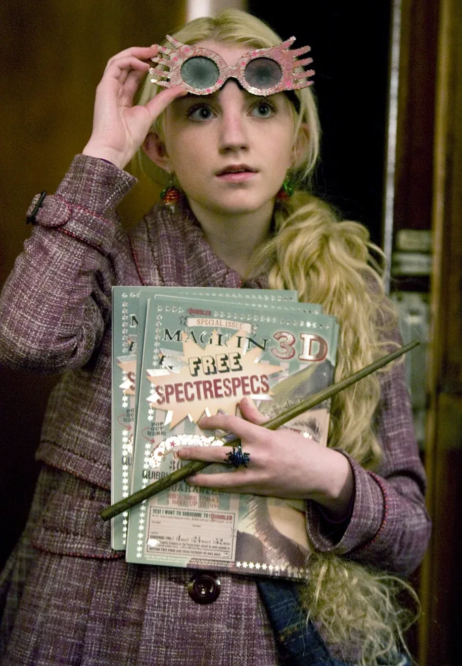 LunaLovegood WB F6 LunaLovegoodInQuibblerSpecsOnHogwartsExpress Still 080615 Port