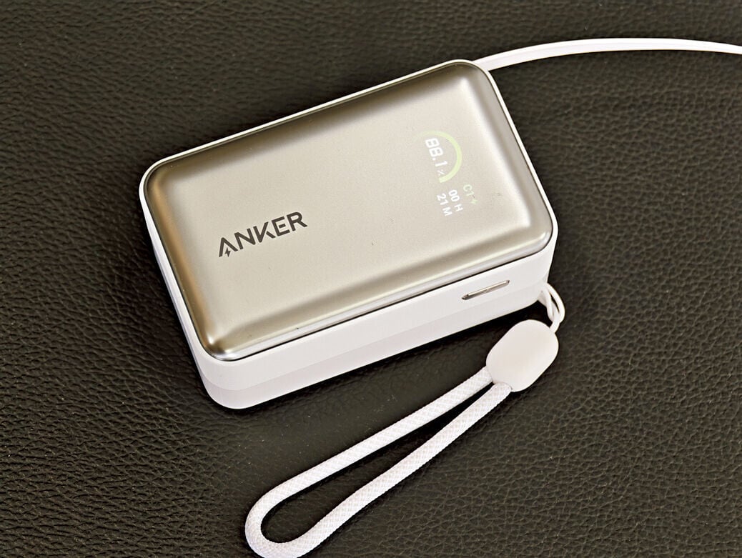 Anker Nano 10K 45W行動電源機面可顯示充電狀態及電量。